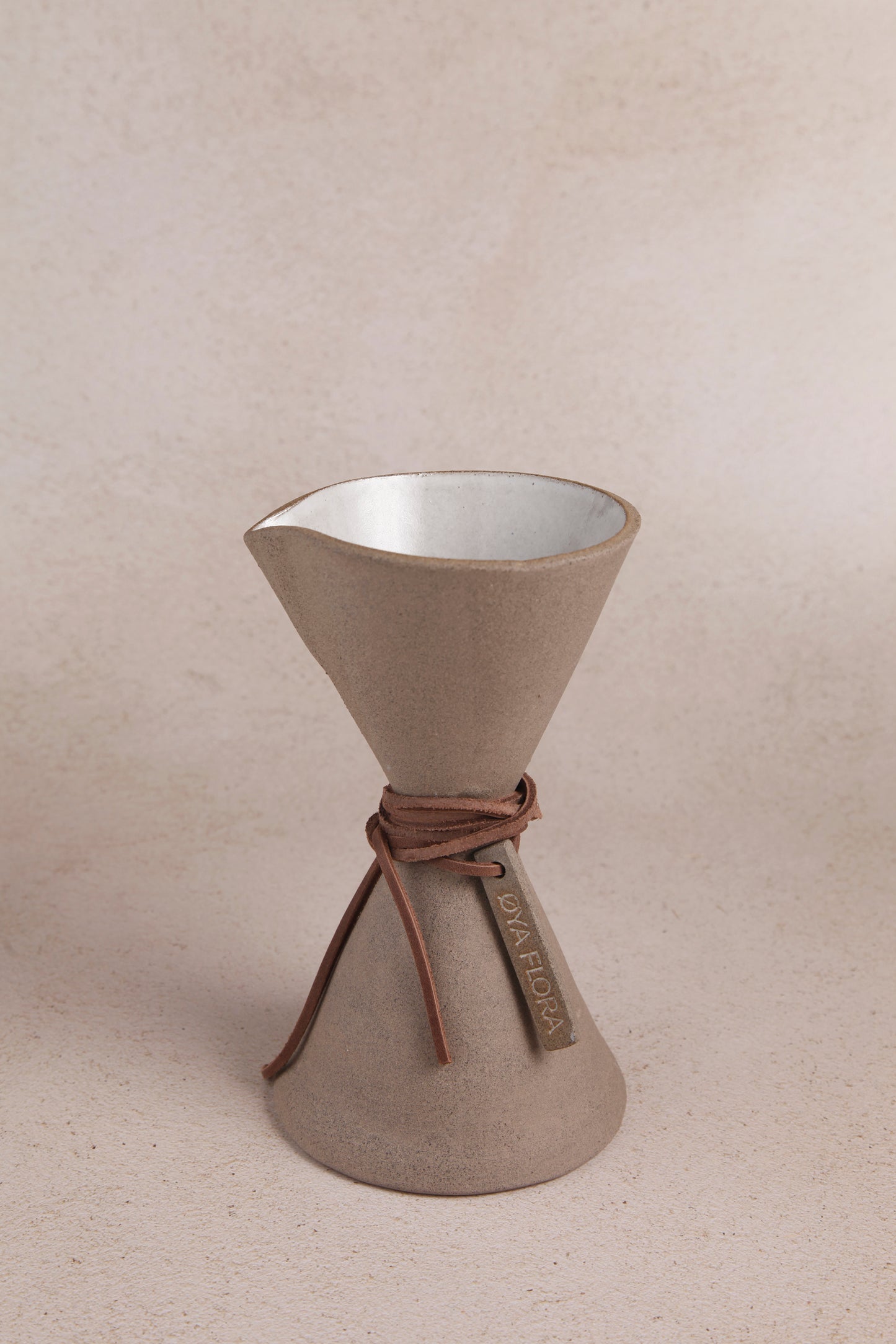 Kōhī, the poor over coffee maker in salt & pepper clay