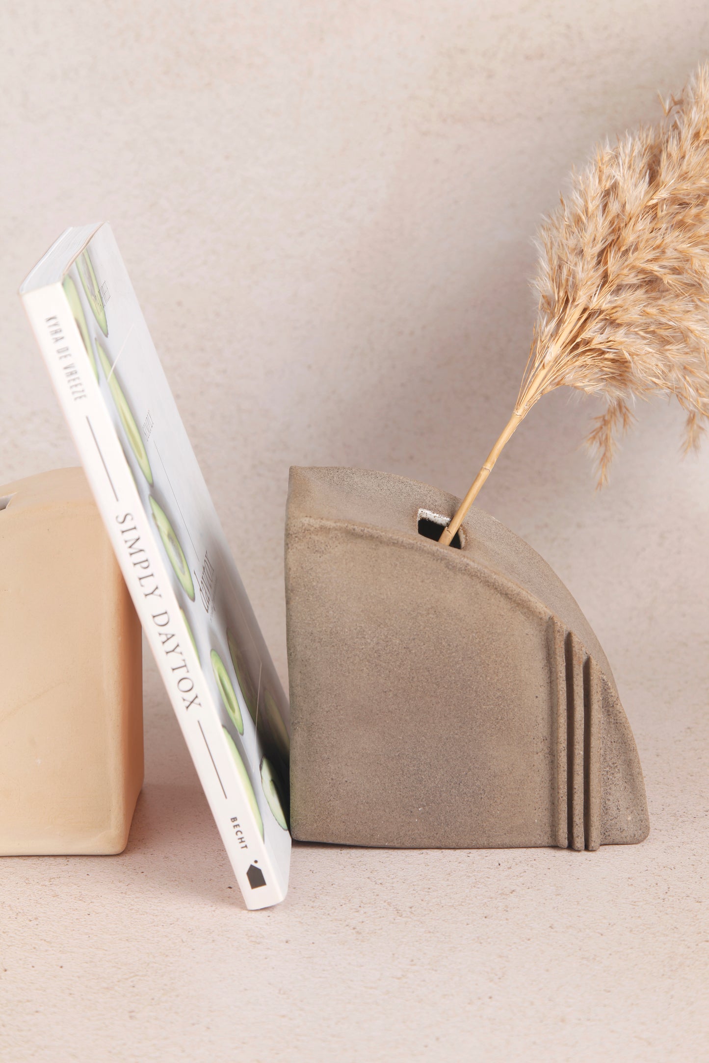 Fin, a ceramic book holder and vase in salt & pepper