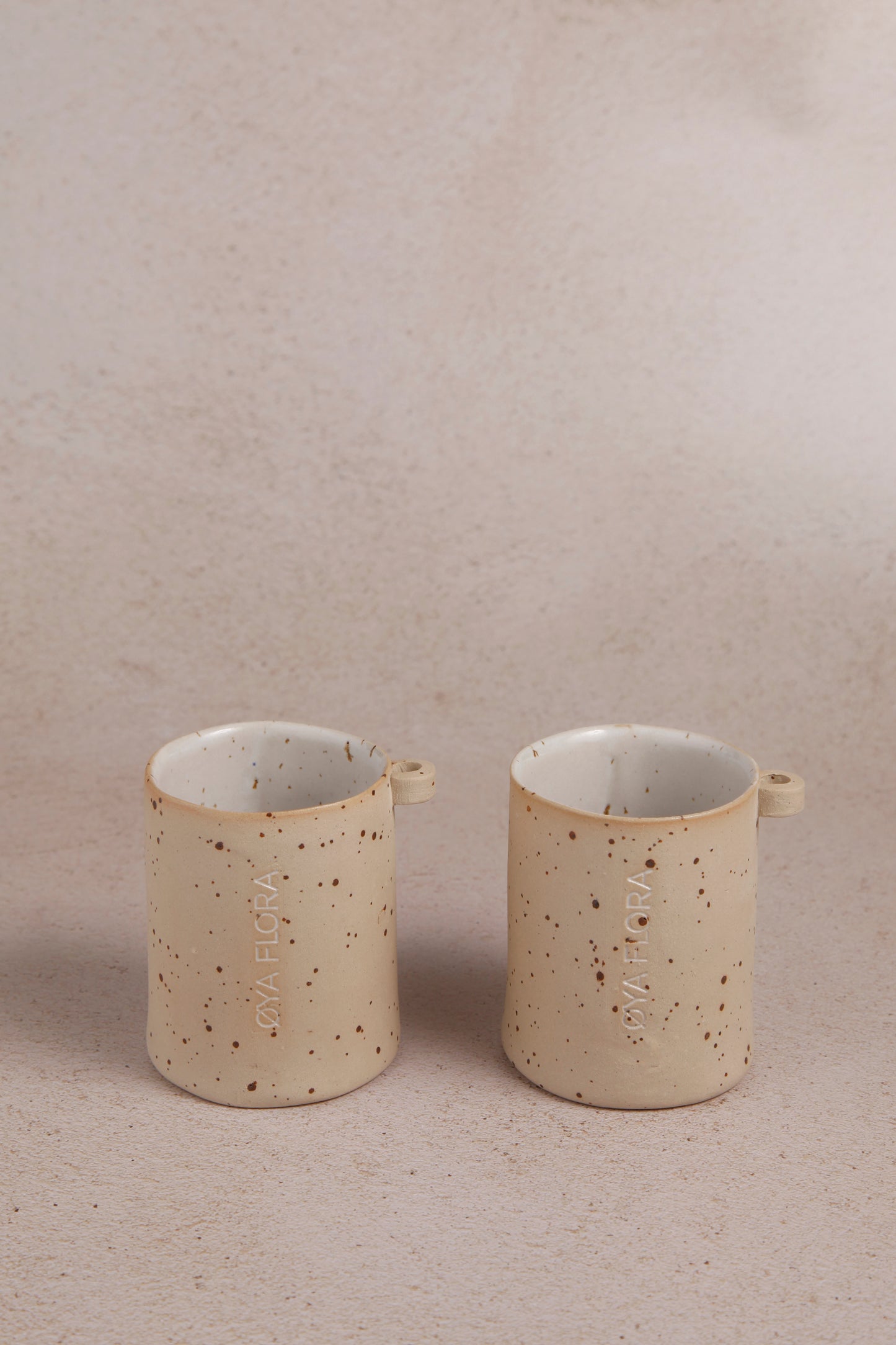 Loop cups in sandy speckle color