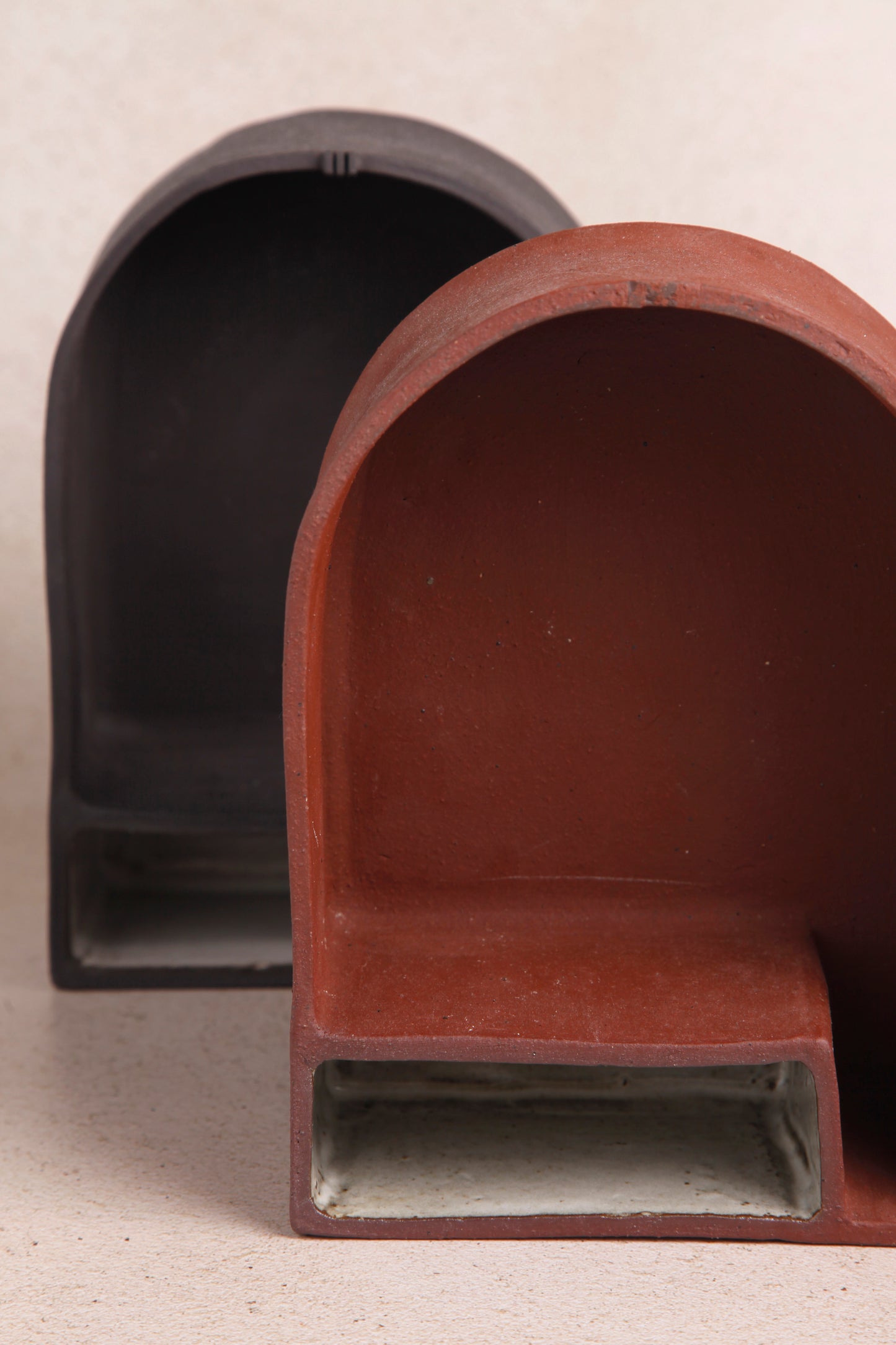 Alter in earthy red