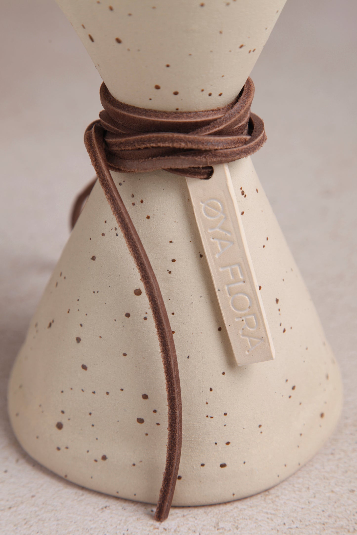 Kōhī, the poor over coffee maker in beige speckle clay