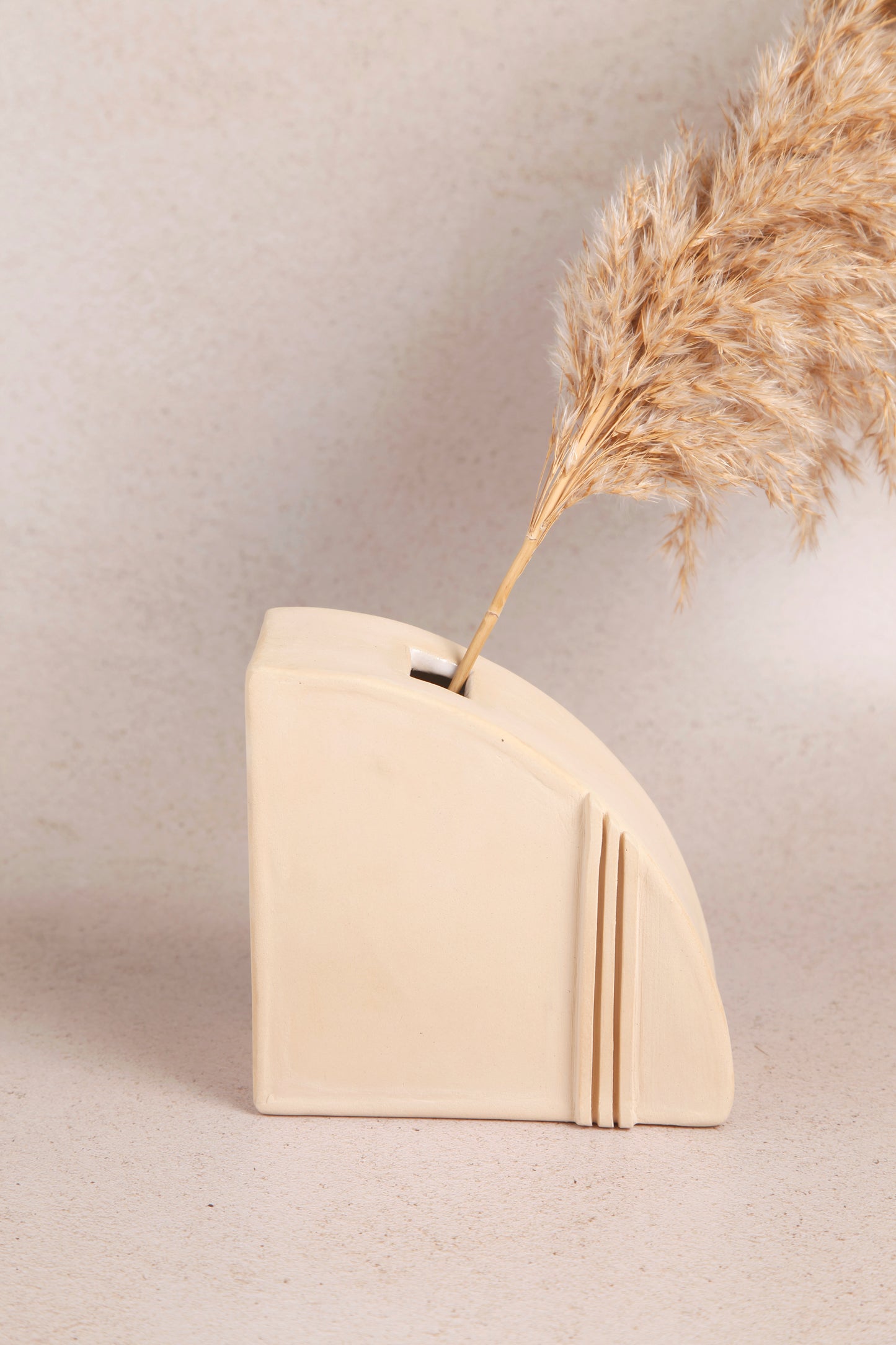 Fin, a ceramic book holder and vase in beige