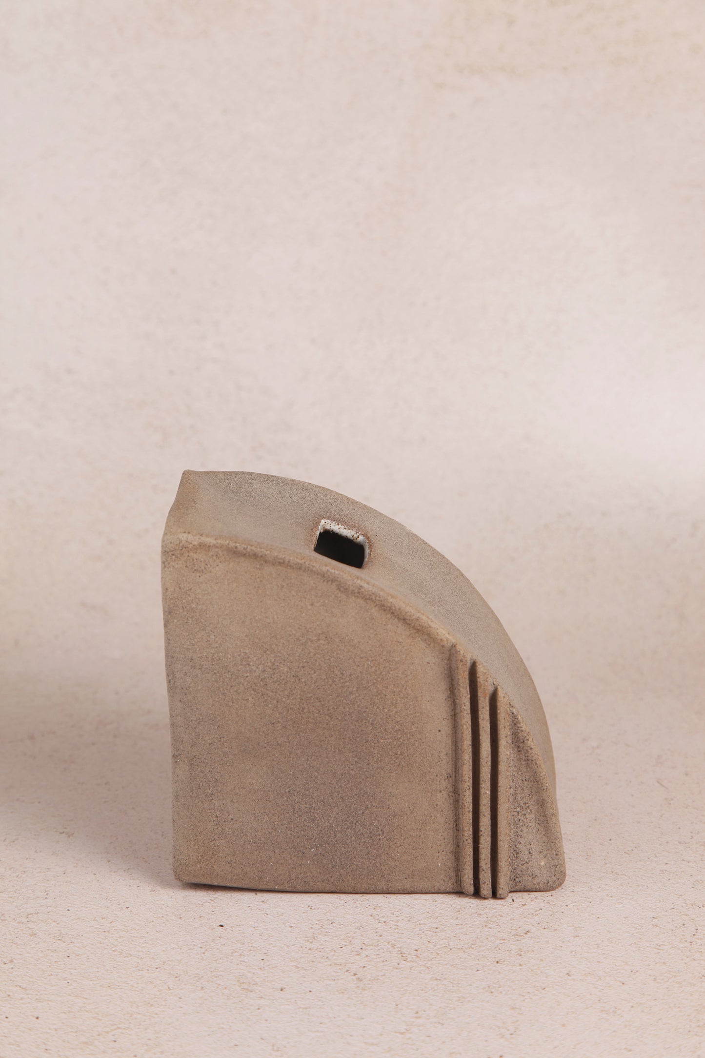 Fin, a ceramic book holder and vase in salt & pepper